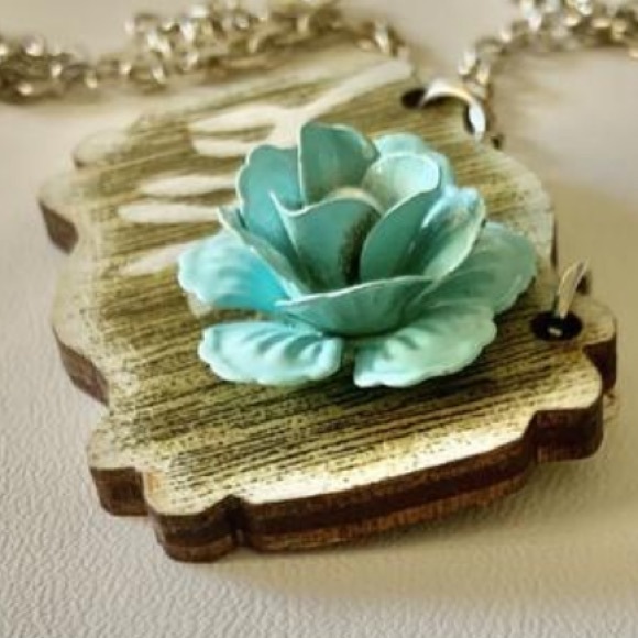 Rose necklace blue and light wood - Picture 4 of 10